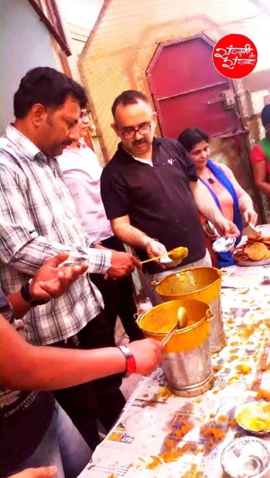 Serving hot meals to attendees