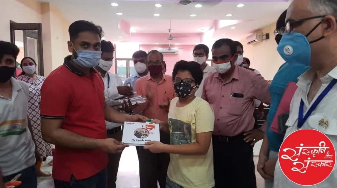 A young awardee receives 'My Family Book'